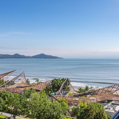 亲海一线一房一厅侧海景三大床套房