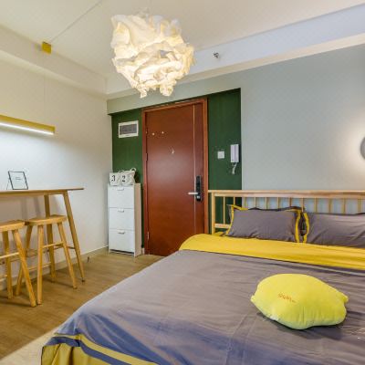 多彩·投影大床房｜极米超清画质