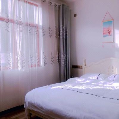 温馨山景大床房