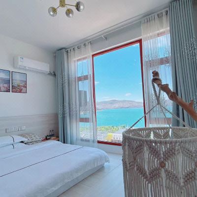 清新观湖大床房