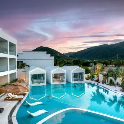 私享0距离池畔船屋房-巨幕影院