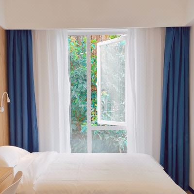 舒适大床房（公共卫浴）