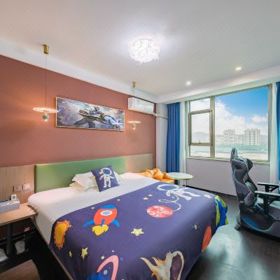 宇宙IMAX巨幕全海景电竞大床房