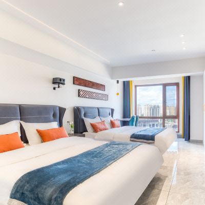 四人双床百寸巨幕影音家庭房