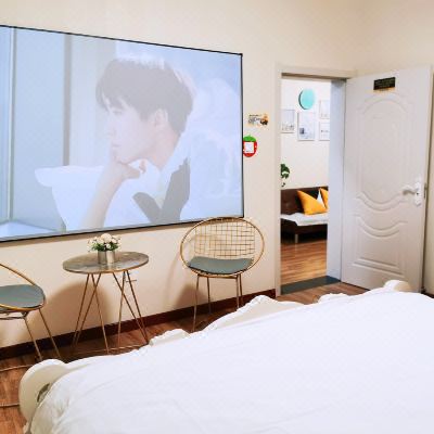 奢华北欧阳光一居室(110寸超清巨幕投影＋地暖＋高层夜景小米小爱音箱／27寸电脑／智能锁／超白衣镜／落日灯)