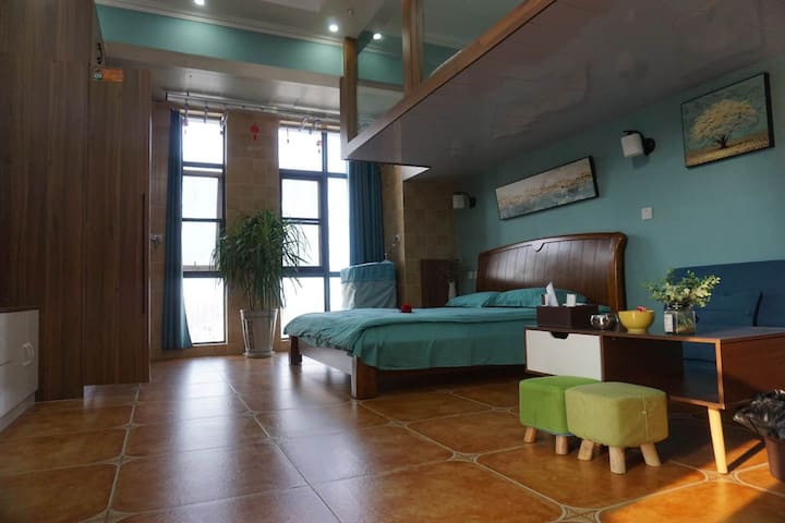 位于枣庄市最核心商圈的地中海风格的新房精装民宿