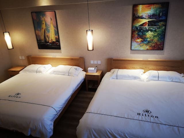宿禾，日式清新，现代简约，1.8米双实木大床房。
