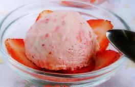 果味浓厚香甜可口草莓冰淇淋