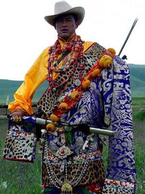  天下民宿 特产 之 藏族男子服饰 